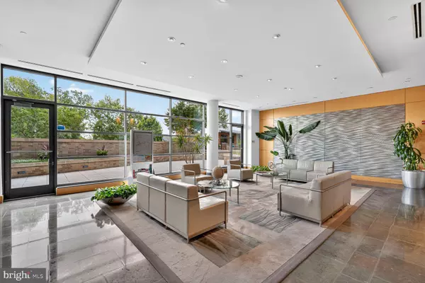 Arlington, VA 22201,2001 15TH ST N #1210