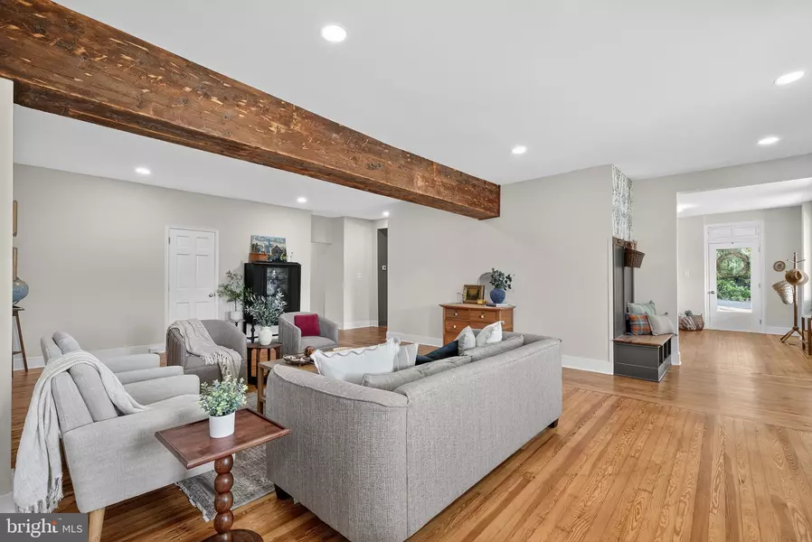 225 E CANAL RD, York, PA 17404