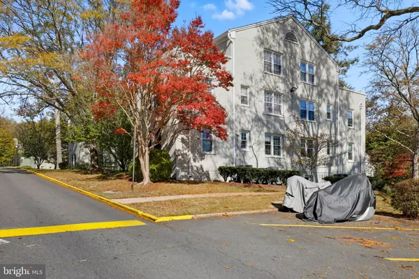 Arlington, VA 22204,806 S ARLINGTON MILL DR #104