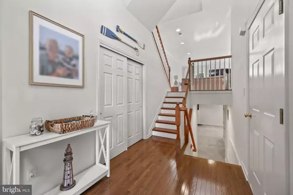 Manahawkin, NJ 08050,6 OCEAN BREEZE CT