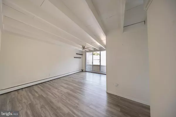 Glenolden, PA 19036,100 E GLENOLDEN AVE #R-18