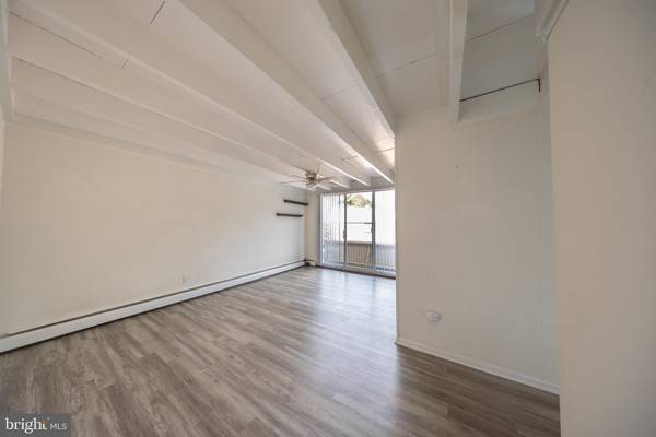 Glenolden, PA 19036,100 E GLENOLDEN AVE #R-18