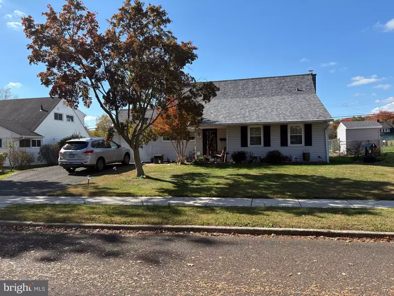 11 DOLPHIN RD, Levittown, PA 19056