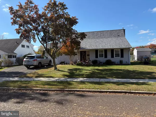 11 DOLPHIN RD, Levittown, PA 19056