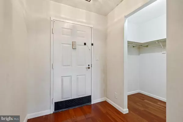 Alexandria, VA 22303,5904 MOUNT EAGLE DR #105