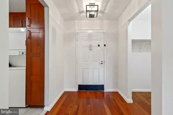 Alexandria, VA 22303,5904 MOUNT EAGLE DR #105