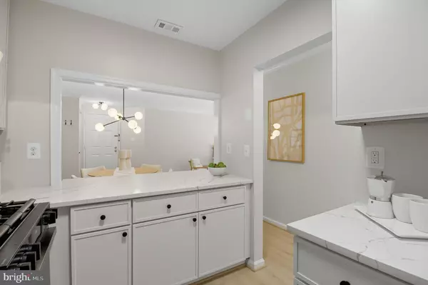 Burke, VA 22015,5811 COVE LANDING RD #301