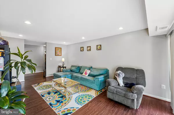 Fairfax, VA 22031,9743 KINGS CROWN CT #202