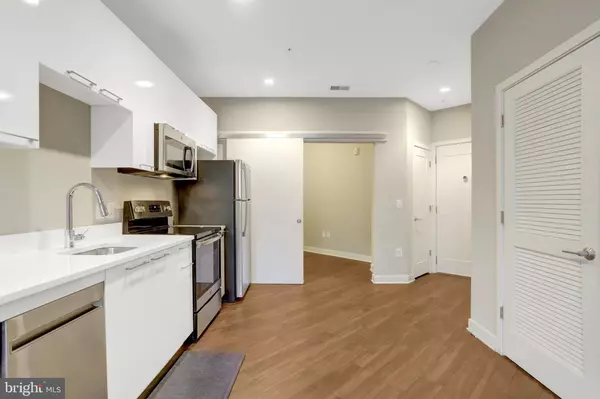 Arlington, VA 22204,989 S BUCHANAN ST #208