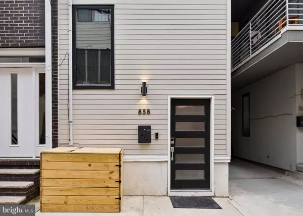 Philadelphia, PA 19123,858 N LEITHGOW ST