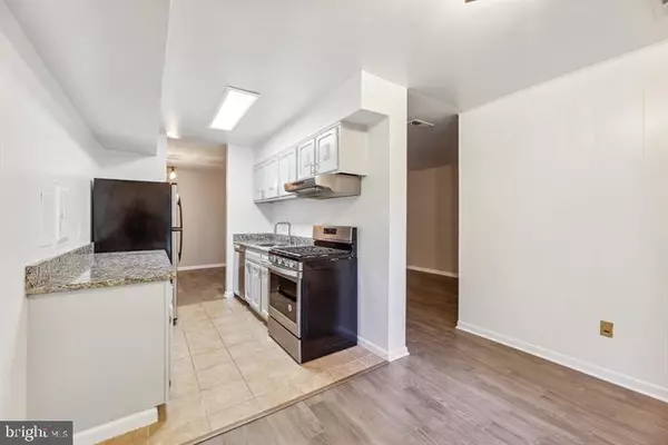 Annandale, VA 22003,3322 WOODBURN VILLAGE DR #13