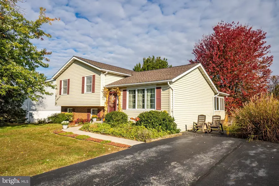 9 LITTLE KNOLL DR, Hanover, PA 17331