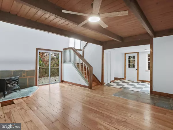 Mount Jackson, VA 22842,290 HICKORY LN