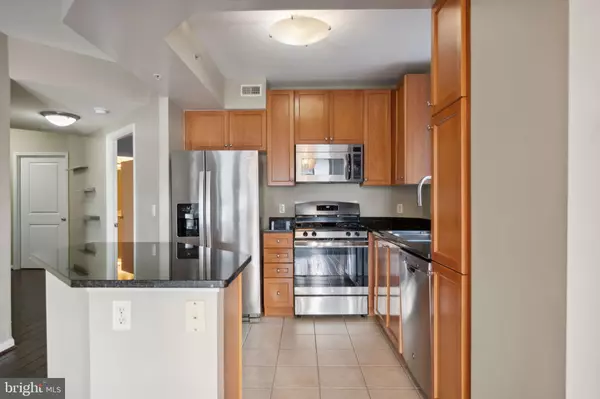 Arlington, VA 22203,851 N GLEBE RD #604