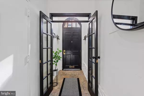 Philadelphia, PA 19130,2010 OGDEN ST