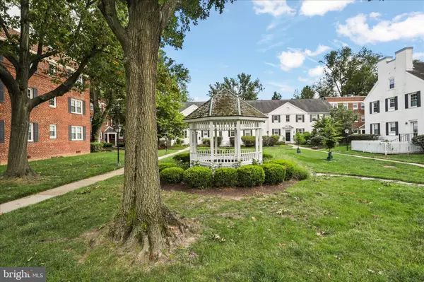 Arlington, VA 22204,1317 S WALTER REED DR #17201