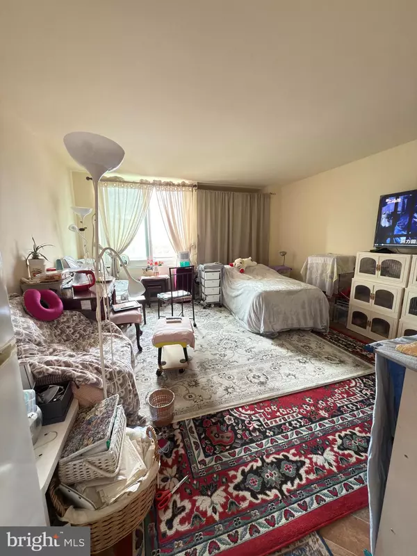 Philadelphia, PA 19106,604-36-36 S WASHINGTON SQ #1013