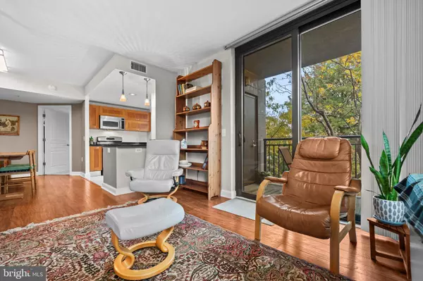 Alexandria, VA 22303,2451 MIDTOWN AVE #203