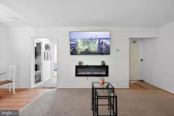 Falls Church, VA 22042,2821 KALMIA LEE CT #302