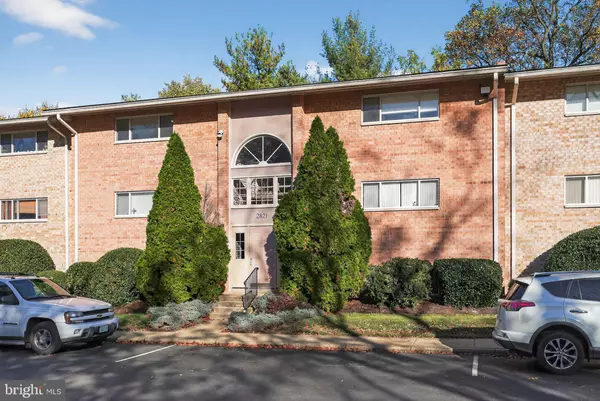 2821 KALMIA LEE CT #302, Falls Church, VA 22042