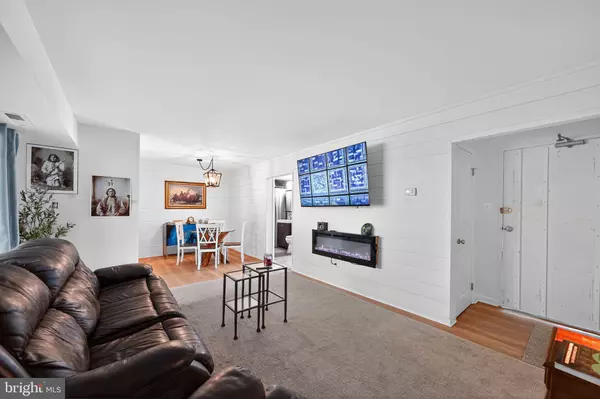 Falls Church, VA 22042,2821 KALMIA LEE CT #302