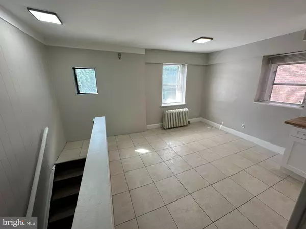 Philadelphia, PA 19142,7028 PASCHALL AVE #3RD FLOOR