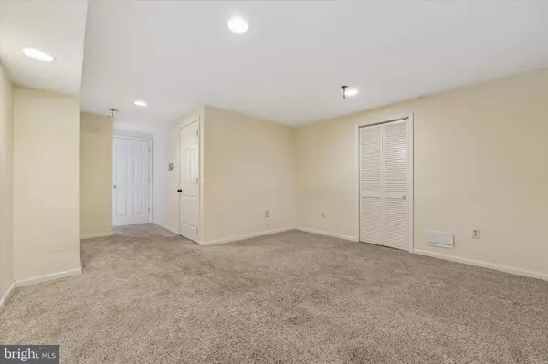 Aston, PA 19014,242 MORIA PL #242