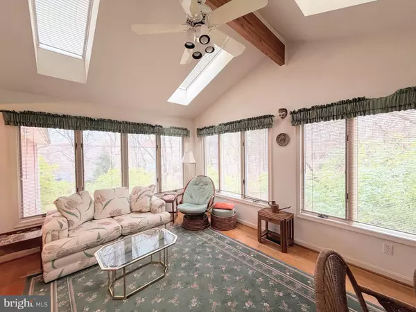 Vienna, VA 22181,9921 WOODROW ST