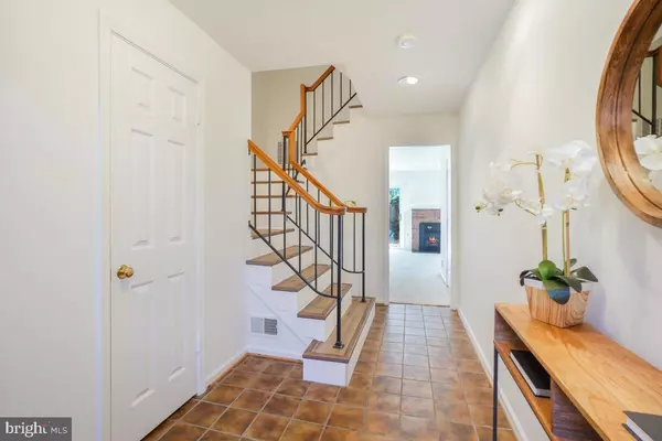 Alexandria, VA 22311,5004 HERITAGE LN