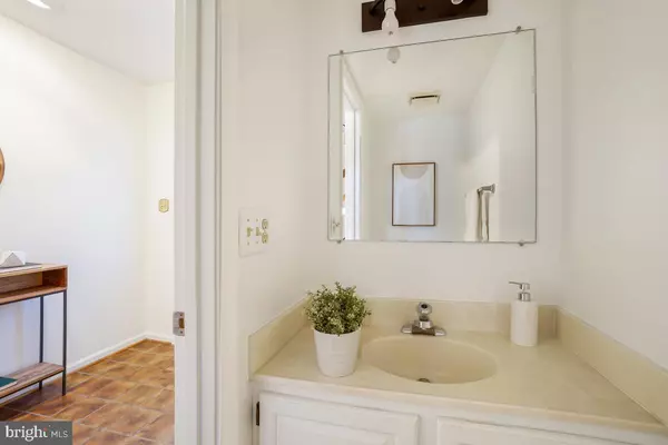 Alexandria, VA 22311,5004 HERITAGE LN