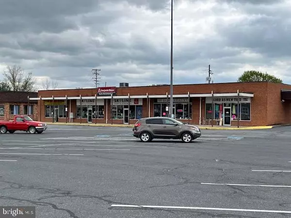 Luray, VA 22835,8 EAST LURAY SHOPPING CENTER #11