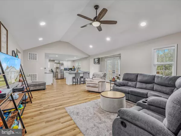 273 POTOMAC ST, Paw Paw, WV 25434