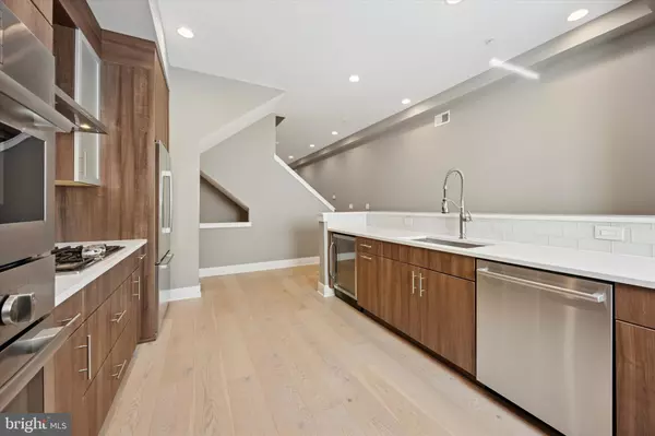 Philadelphia, PA 19106,152 N FRONT ST