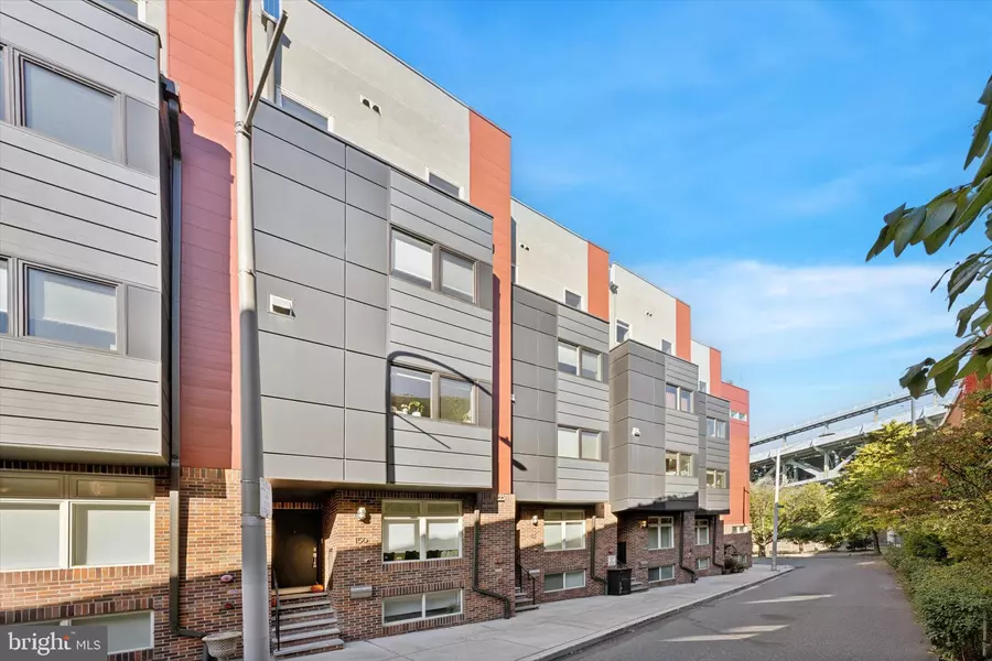 152 N FRONT ST, Philadelphia, PA 19106