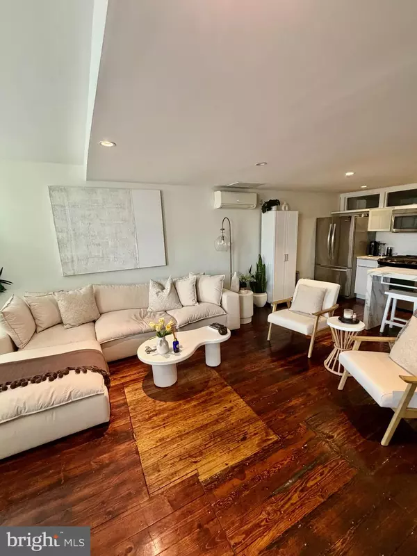 Philadelphia, PA 19106,126 N 3RD ST #4