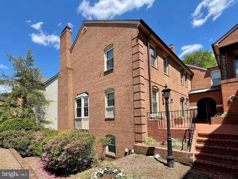 1800 21ST ST N, Arlington, VA 22209