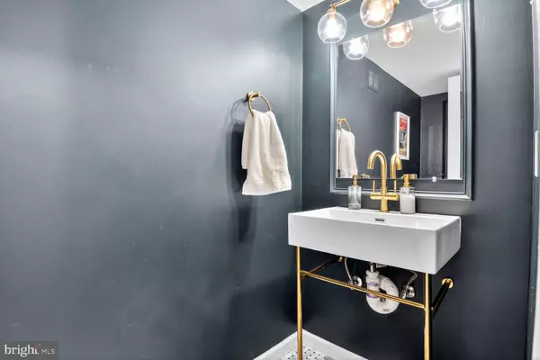 Annandale, VA 22003,3725 KRYSIA CT