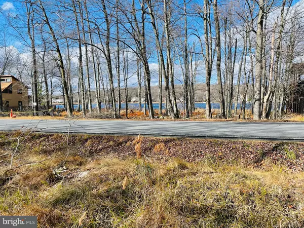 789 WATERFRONT DR, Tobyhanna, PA 18466