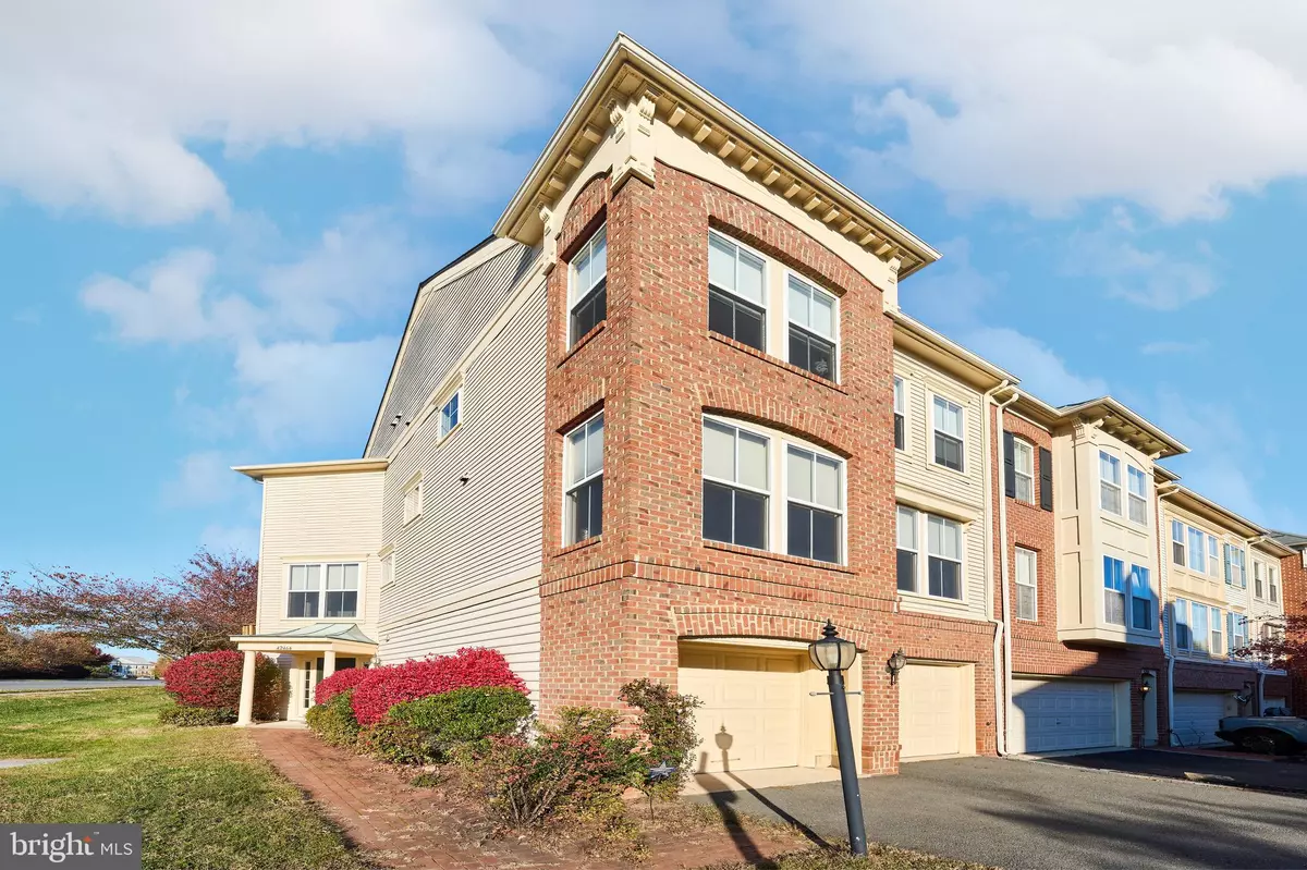 Brambleton, VA 20148,42464 REGAL WOOD DR