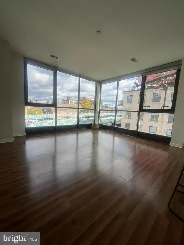 Philadelphia, PA 19106,401 RACE ST #407