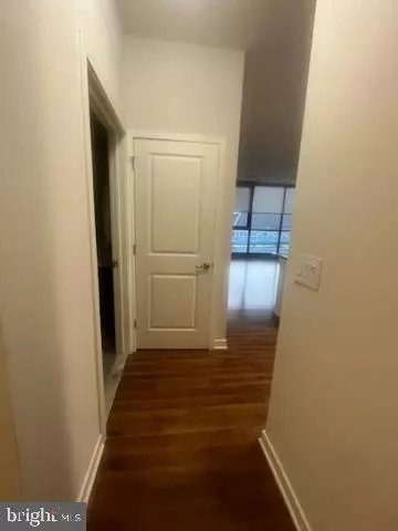 Philadelphia, PA 19106,401 RACE ST #407