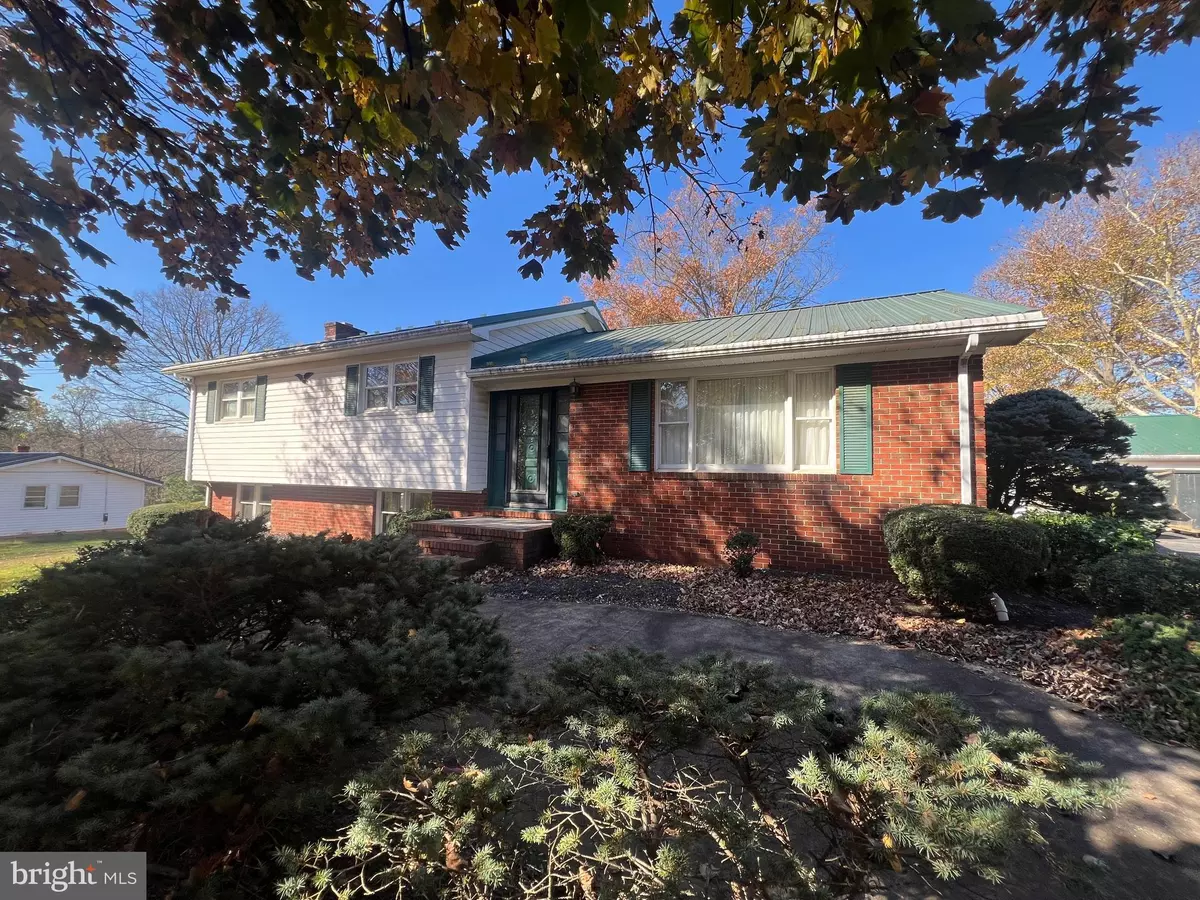 Bunker Hill, WV 25413,725 HENSHAW RD