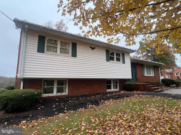 Bunker Hill, WV 25413,725 HENSHAW RD