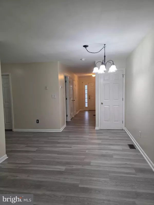 Newark, DE 19702,24 WOODCREST CT