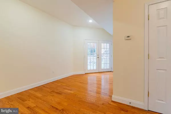 Burke, VA 22015,5838 CROWFOOT DR