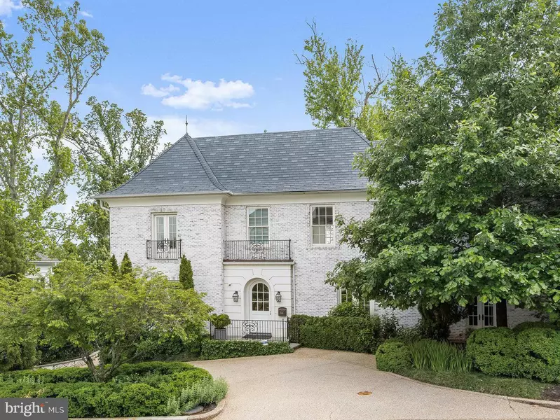 2101 FOXHALL RD NW, Washington, DC 20007