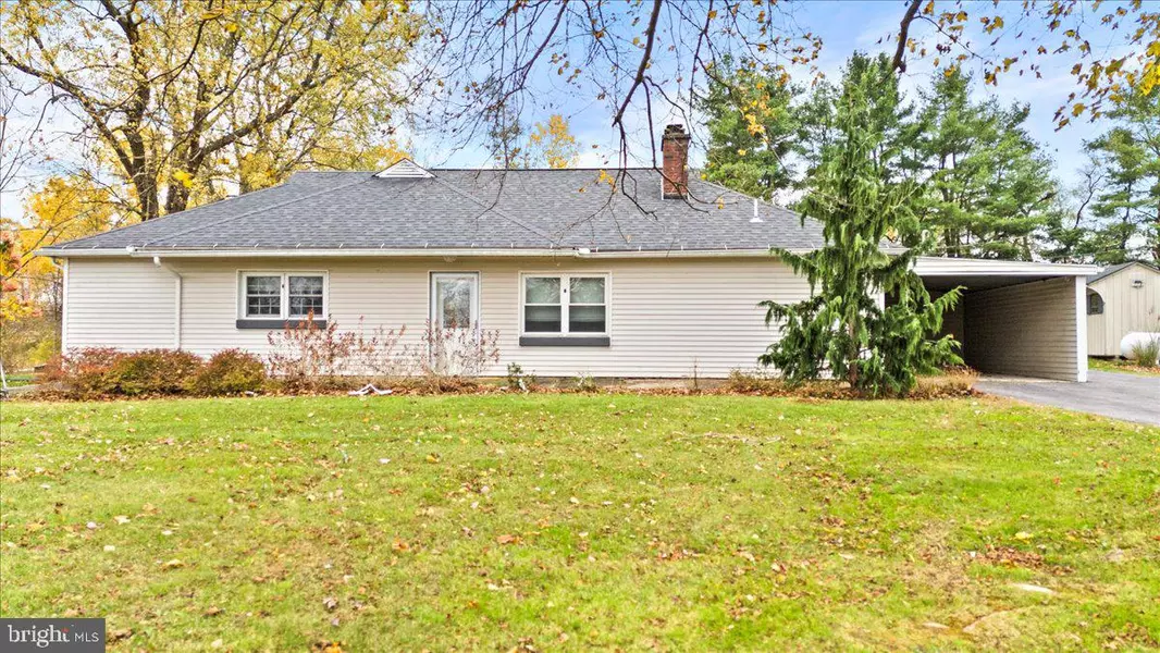 1215 COUNTRY CLUB RD, Clarks Summit, PA 18411