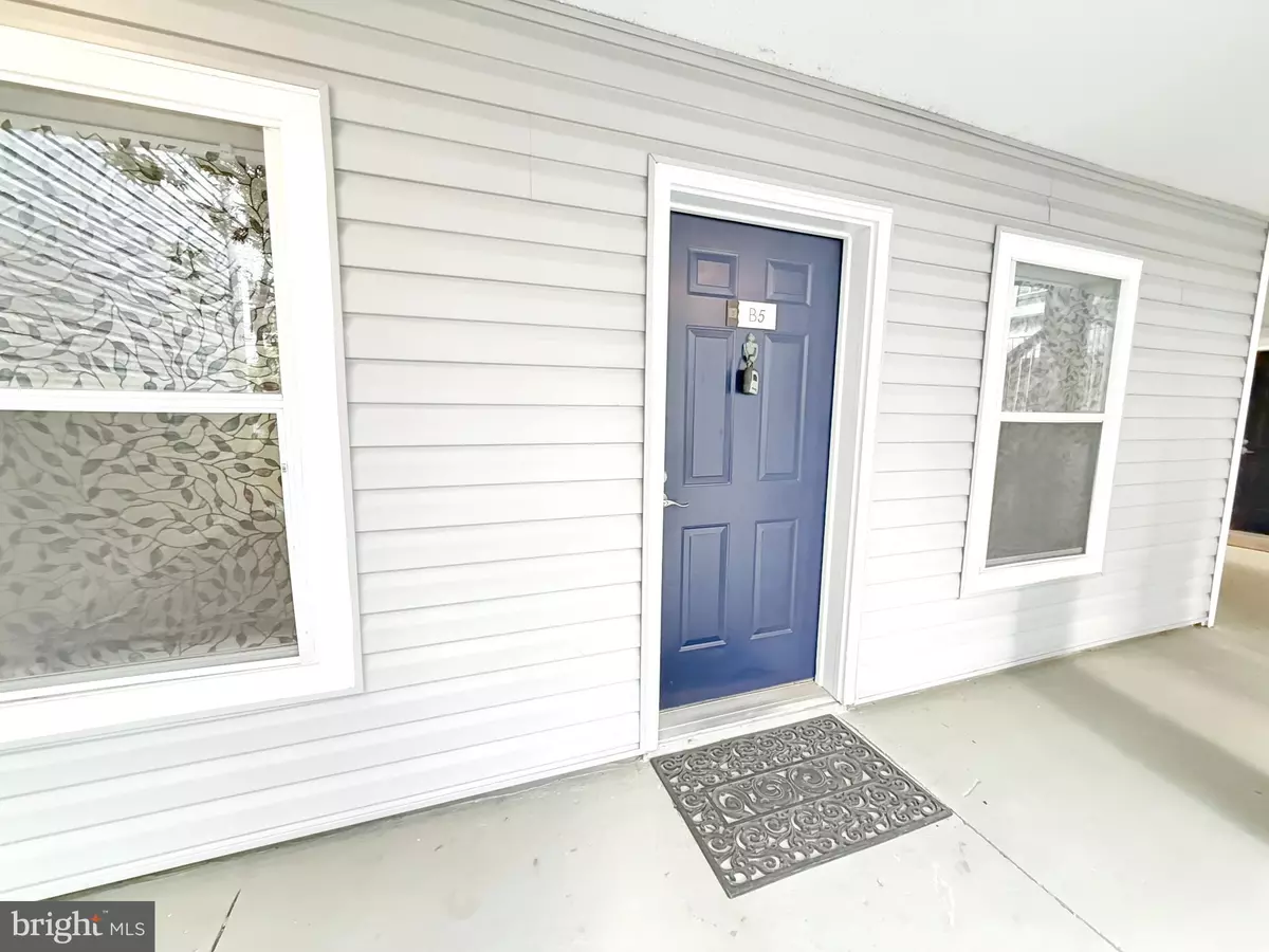 Oakton, VA 22124,3179 SUMMIT SQUARE DR #2-B5