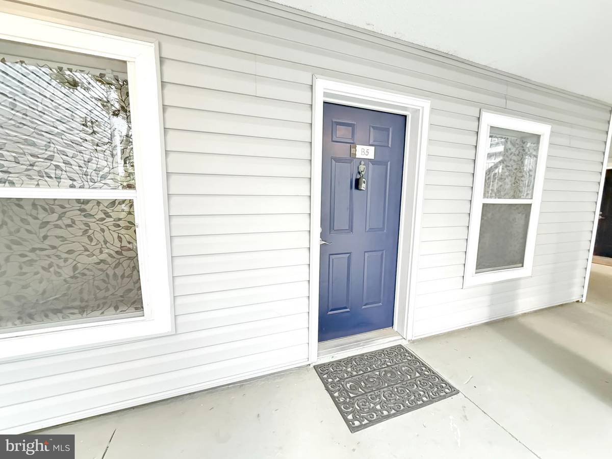 Oakton, VA 22124,3179 SUMMIT SQUARE DR #2-B5