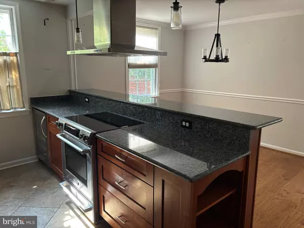 Alexandria, VA 22314,1037 N PITT ST